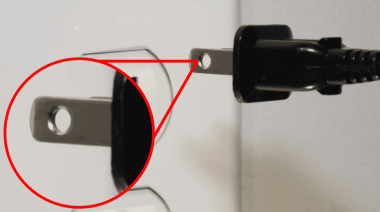 Para qué sirven los agujeros que tienen los enchufes eléctricos