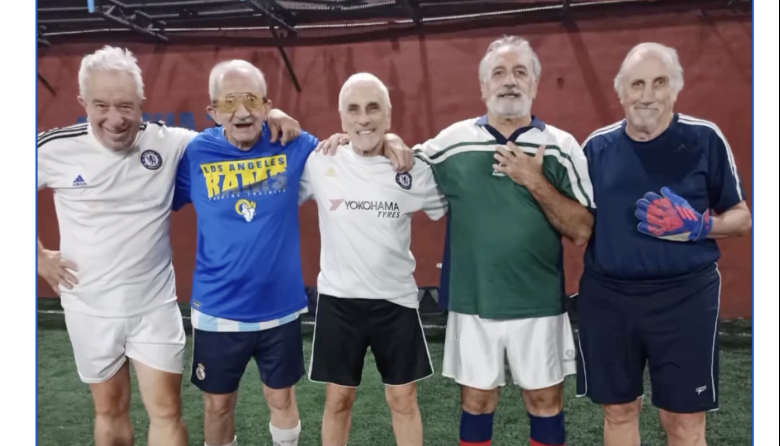 Tienen más de 70 años, juegan al fútbol dos veces por semana y les enseñan códigos de vestuario a los más “pibes”