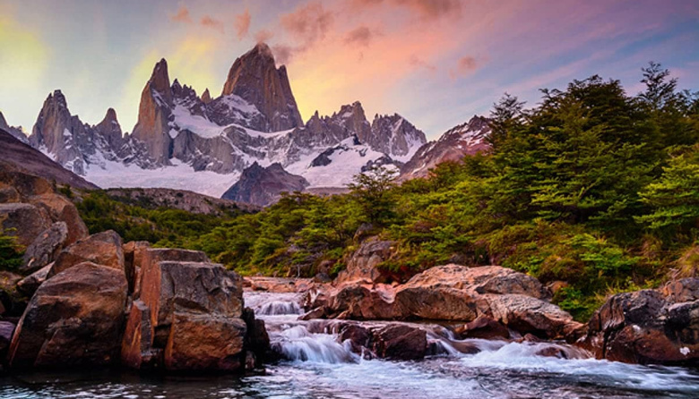 Es una pequeña villa turística fundada en pleno parque nacional Los Glaciares.