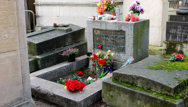 Tras casi 4 décadas, reapareció el busto de la tumba de Jim Morrison