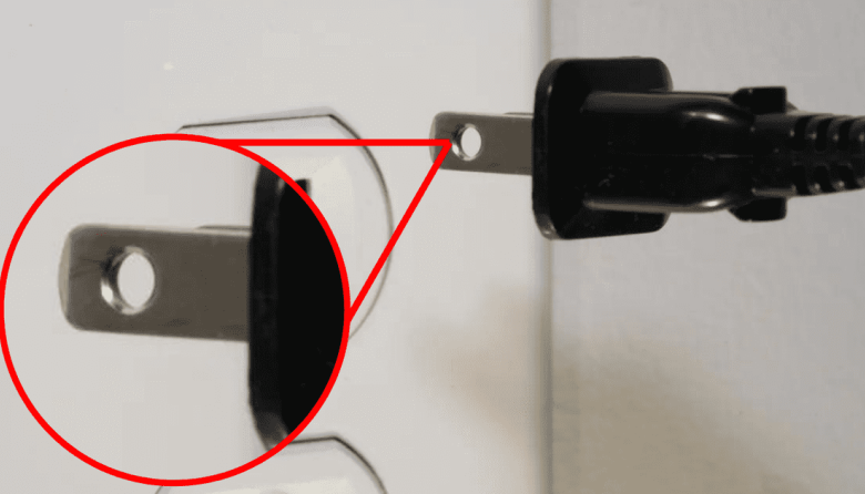 Para qué sirven los agujeros que tienen los enchufes eléctricos