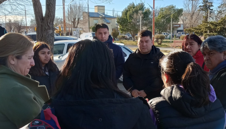 Vecinos y representantes acompañan a la Escuela de Danzas "Raices Festivaleras" ante desalojo arbitrario