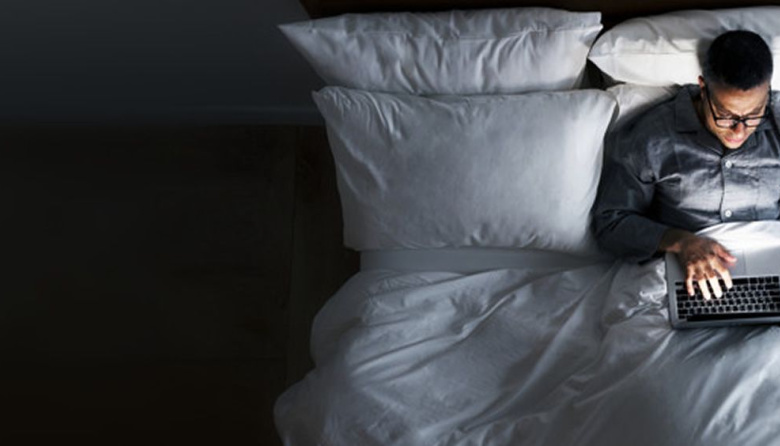 ¿Te despiertas cansado? Por qué dejar el celular en la mesa de noche impide que tu cerebro se regenere