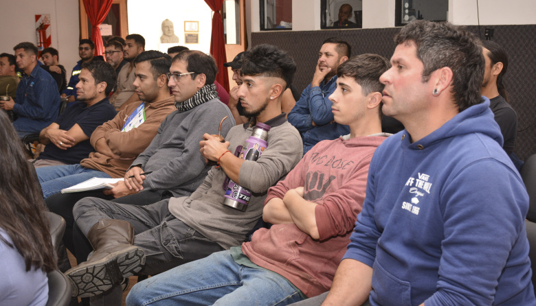 TRABAJADORES DE SERVICIOS PÚBLICOS SE CAPACITAN EN SISTEMAS DE VÁLVULAS Y CONTROL HIDRÁULICO