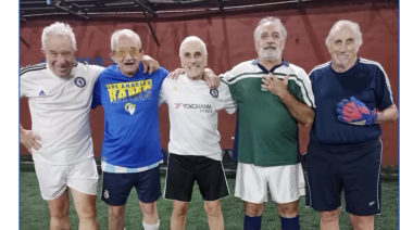 Tienen más de 70 años, juegan al fútbol dos veces por semana y les enseñan códigos de vestuario a los más “pibes”