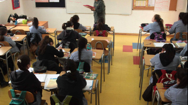 El descenso de nacimientos reduce la matrícula escolar mientras crece la población mayor, un cambio demográfico que desafía el modelo educativo