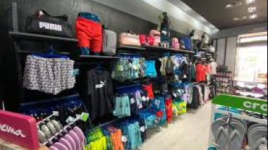 ¿La ropa se abarató o sigue cara en Argentina?: los números detrás del debate que reavivó el ministro Caputo