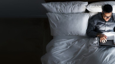 ¿Te despiertas cansado? Por qué dejar el celular en la mesa de noche impide que tu cerebro se regenere