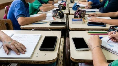Celulares en las escuelas: cómo funciona la regulación de Santa Fe y qué efectos empieza a tener en las aulas