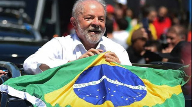 Lula da Silva ganó un histórico balotaje a Flávio Bolsonaro y asumirá un cuarto mandato en Brasil