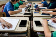 Celulares en las escuelas: cómo funciona la regulación de Santa Fe y qué efectos empieza a tener en las aulas