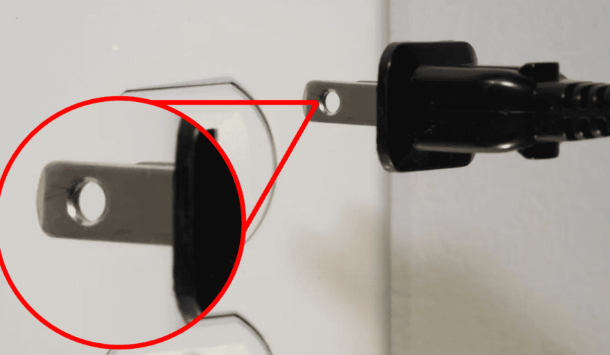 Para qué sirven los agujeros que tienen los enchufes eléctricos