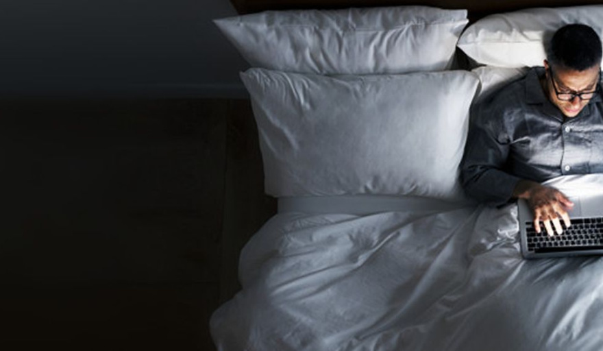 ¿Te despiertas cansado? Por qué dejar el celular en la mesa de noche impide que tu cerebro se regenere